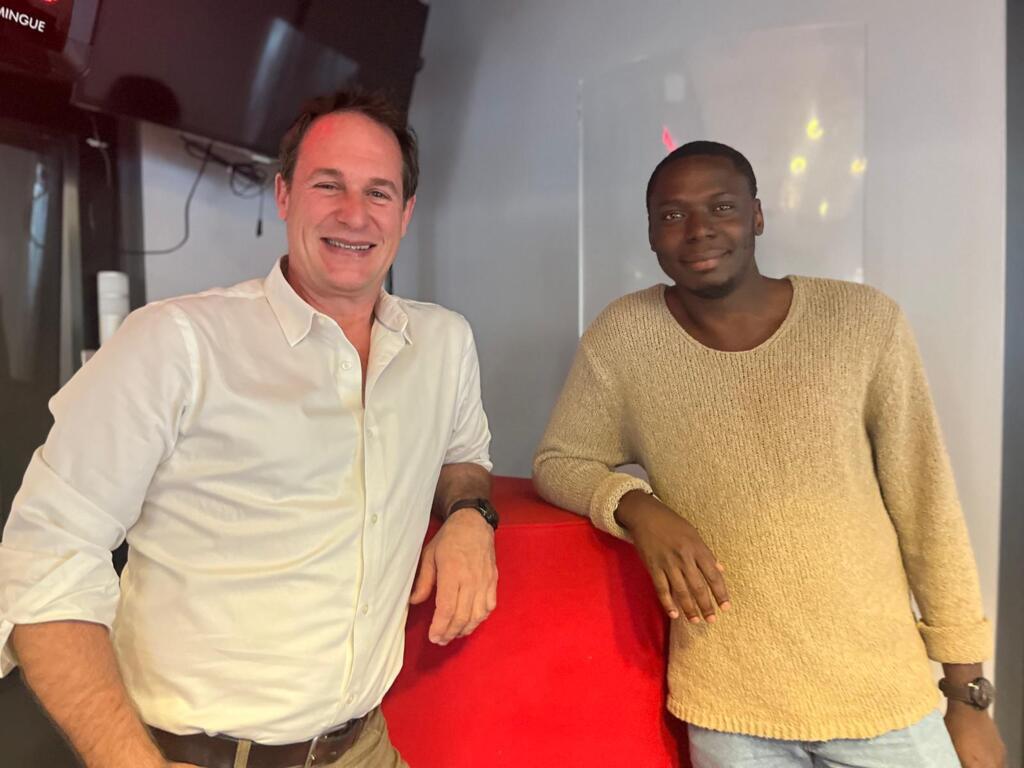 Le journaliste Maurin Picard et Elgas (juin 2024)