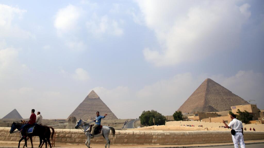 Pirâmides de Gizé, nos arredores de Cairo, no Egito.
