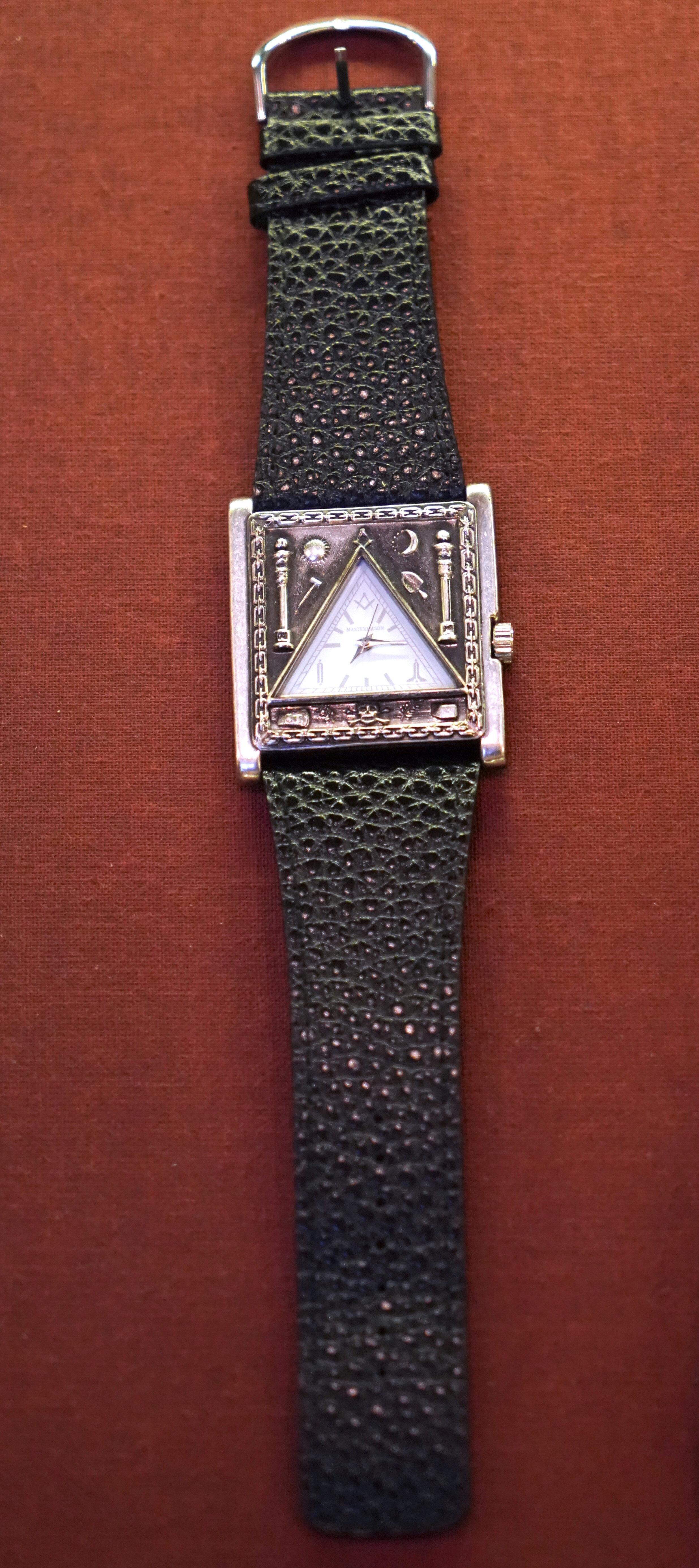 Zegar z symbolami masońskimi jest wystawiony 22 grudnia 2021 roku w Bibliotece Uniwersytetu Poznańskiego w Polsce.