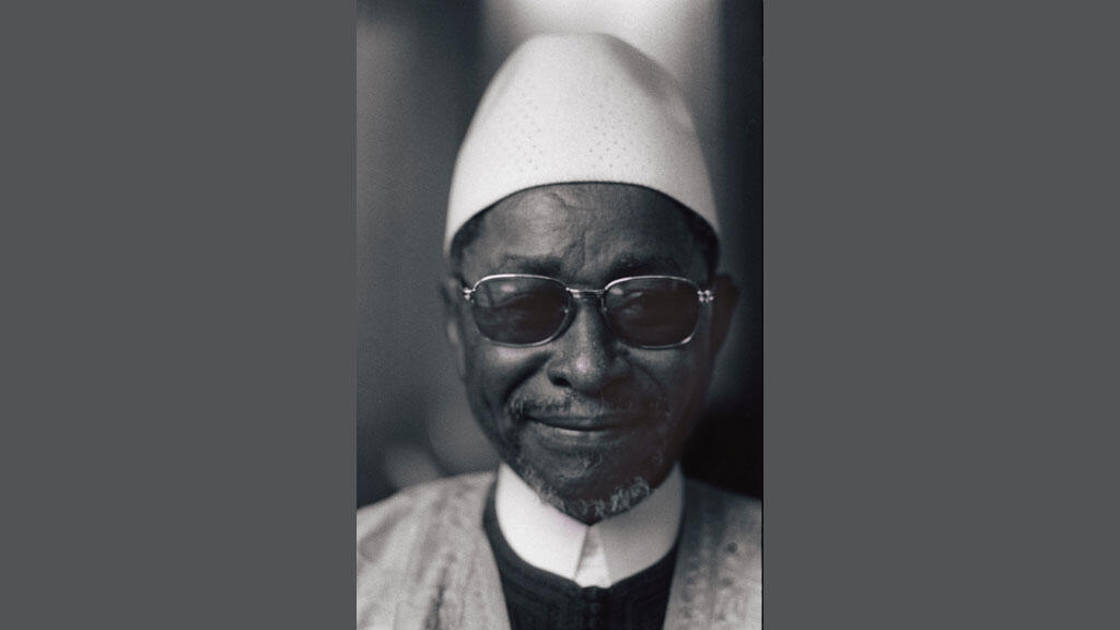 Portrait de l'écrivain malien Amadou Hampâté Bâ (1901-1991) pris à Paris, le 12 avril 1975.