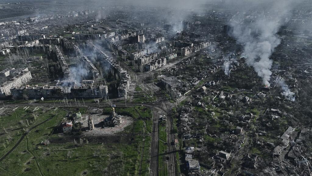 Vue sur la ville de Bakhmout, où les combats sont les plus violents entre soldats ukrainiens et soldats russes dans la région de Donetsk, le 26 avril 2023.