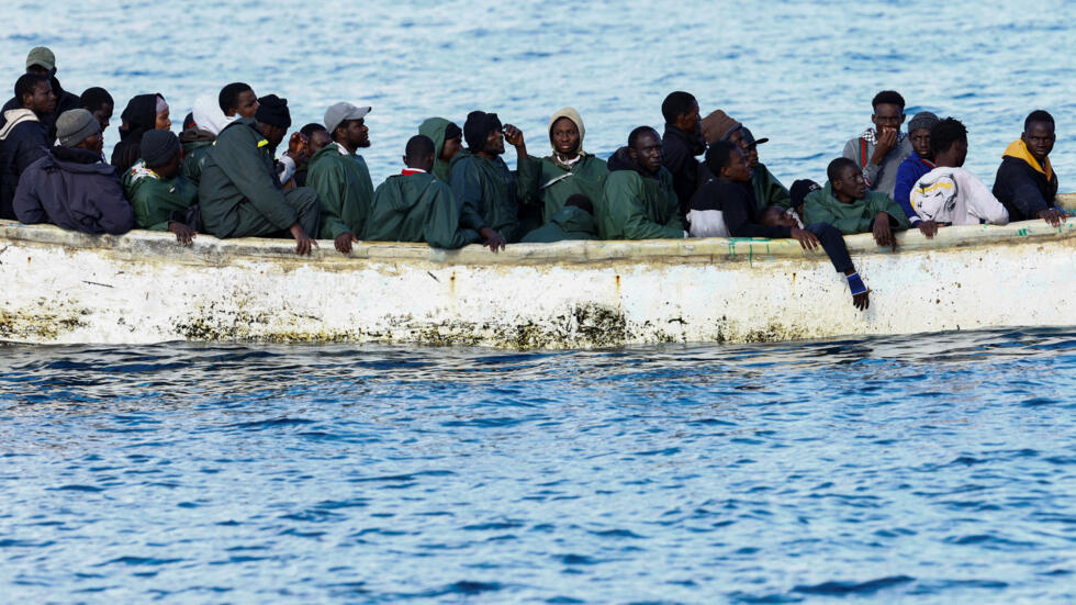 Boti iliyojaa wahamiaji inakaribia ufuo wa visiwa vya Canary , Uhispania, Desemba 25, 2024.
