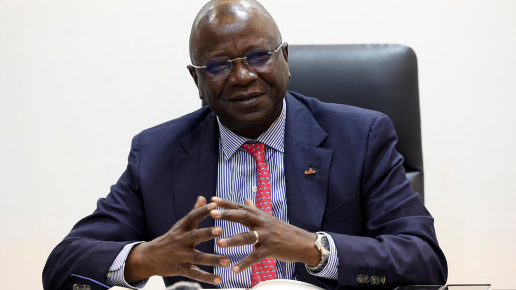 Le ministre guinéen des Mines, Bouna Sylla, s'exprime lors d'une interview à Conakry, en Guinée, le 6 novembre 2025.