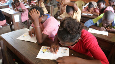 Des jeunes élèves dans une salle de classe à Conakry en Guinée (image d'illustration).