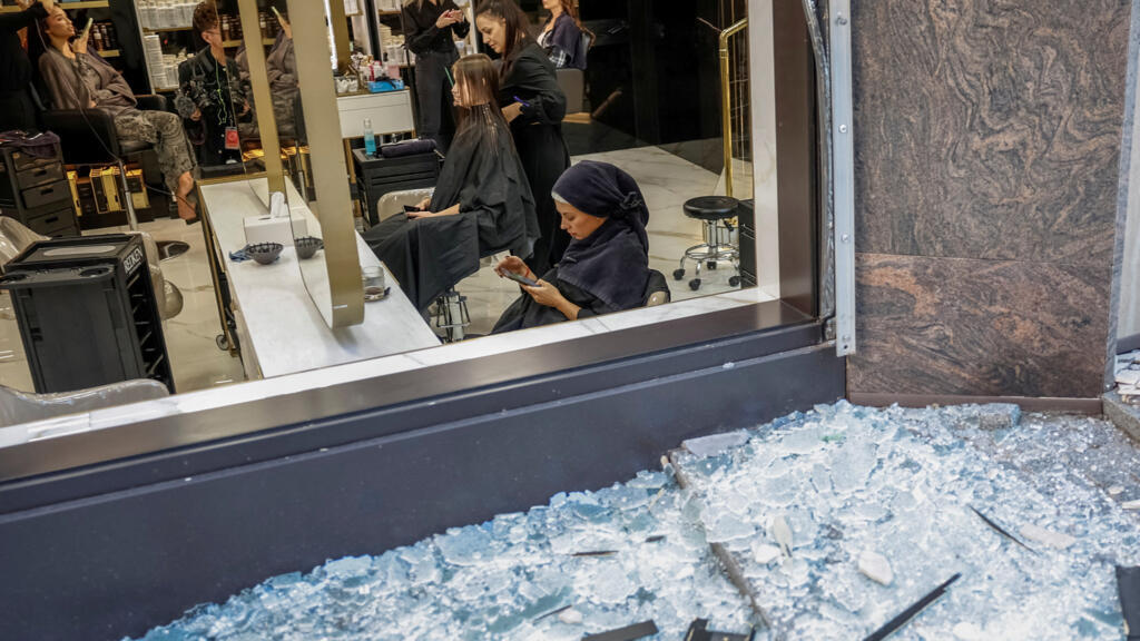 Một tiệm uốn tóc vẫn hoạt động như bình thường sau khi hỏa tiễn Nga tấn công thủ đô Kiev, ngày 28/08/2025.