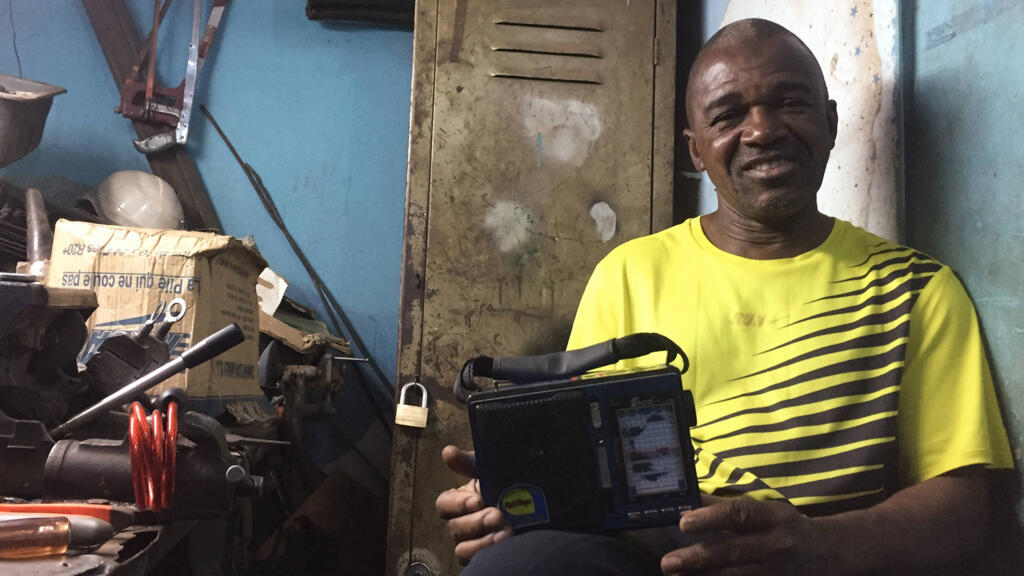 Mamadi Keita dit « Jacques », serrurier dans sa boutique « clé-express » dans le quartier de Bozola. Il est l’un des fidèles membres du club des auditeurs de la chaîne 2 de l’ORTM.