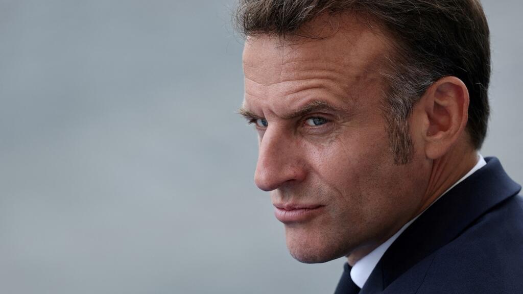 À la Une: Emmanuel Macron, en pleine crise politique