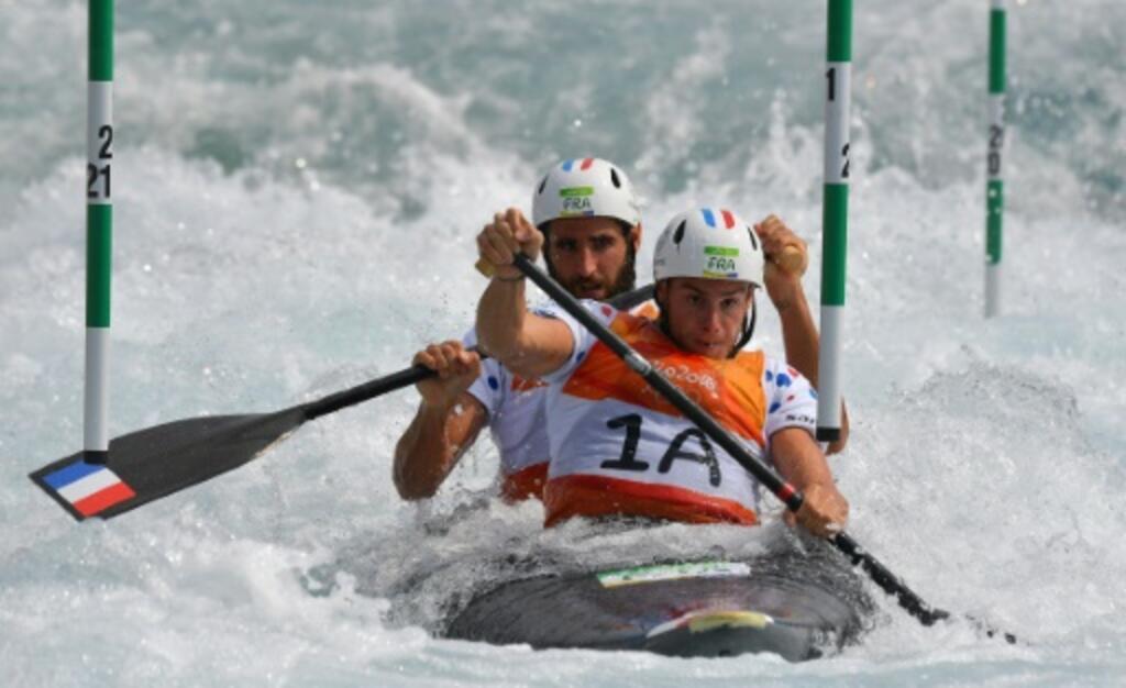 A dupla francesa Gauthier Klauss (à frente) / Matthieu Péché durante as semifinais da canoagem slalom nas Olimpíadas do Rio, 11 de agosto de 2016