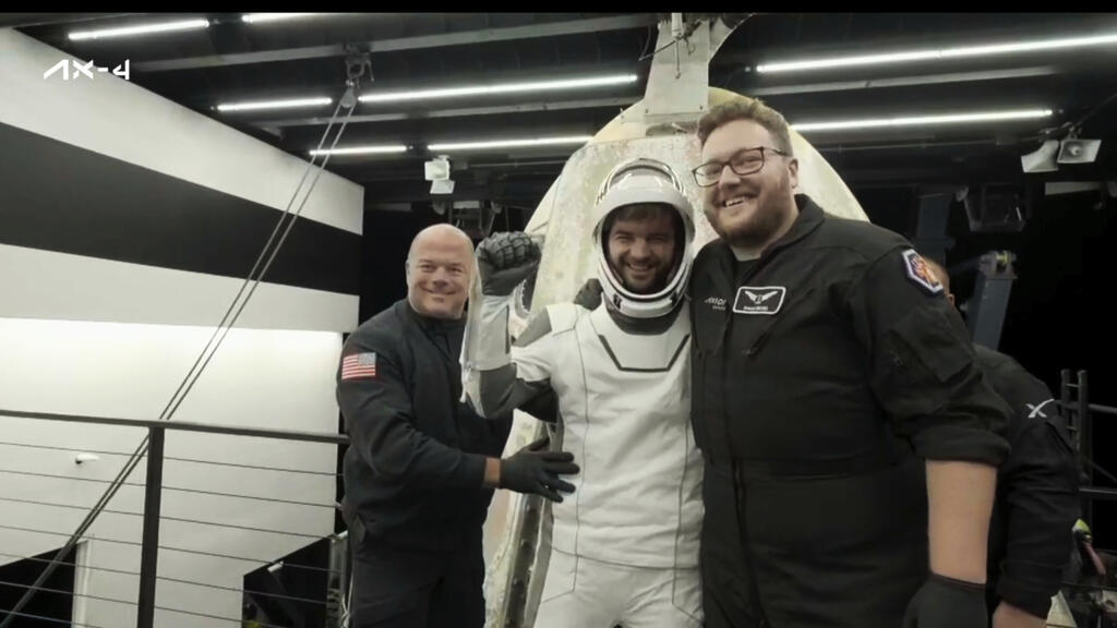 Maghiarul Tibor Kapu iese dintr-o capsulă SpaceX încărcată pe nava de recuperare în Oceanul Pacific, în largul coastei Californiei, marți, 15 iulie 2025.