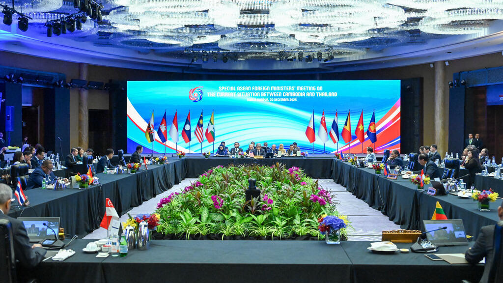 Hội nghị ngoại trưởng ASEAN ngày 22/12//2025 tại Kuala Lumpur, Malaysia, nhằm thúc đẩy Thái Lan và Cam Bốt nối lại đàm phán ngừng bắn.