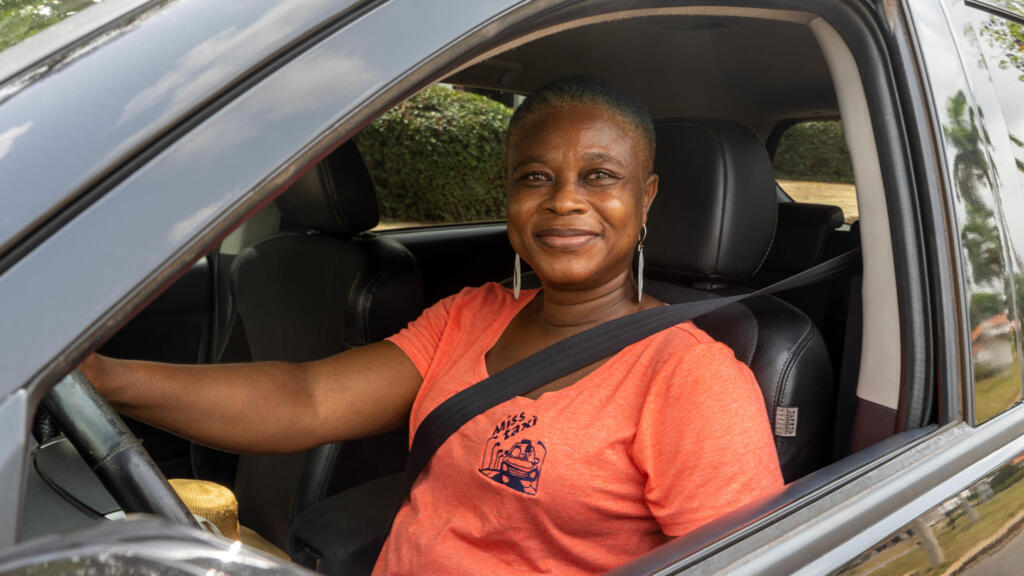 Esenam Nyador alias "Miss Taxi" au volant de sa Mitsubishi Outlander, à Accra (Ghana), le 4 mars 2021.