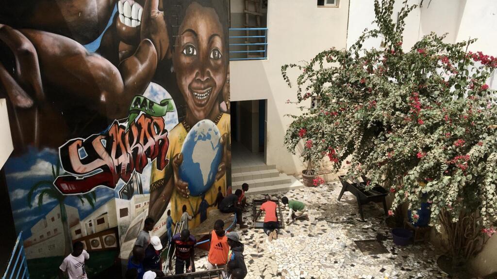 Dans la cour du centre du Samu social Sénégal dans la commune de Ouakam à Dakar.