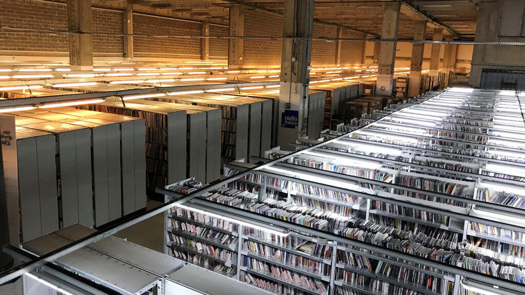 Le hangar de 4 000 m2 qui abrite les réserves de la discothèque de Radio France. Un million de disques physiques, du cylindre au Cd.