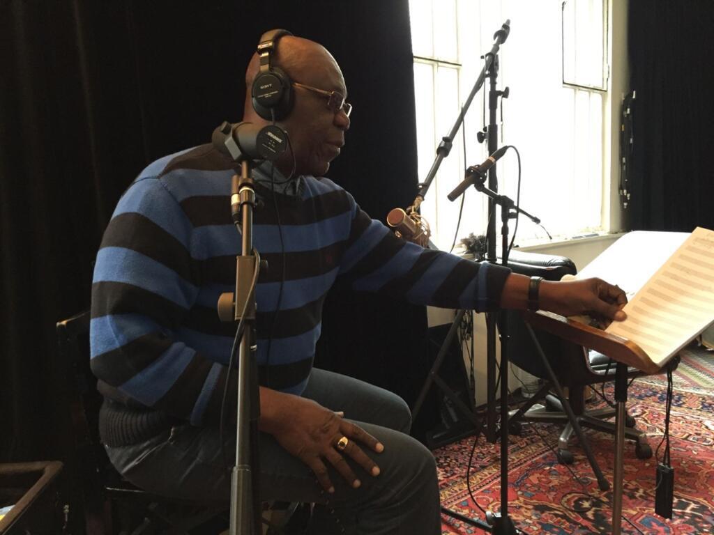 Manu Dibango en studio travaille sur une composition du pianiste cubain Omar Sosa.
