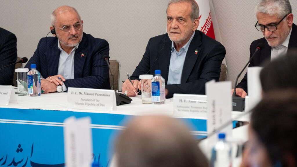 Tổng thống Iran, Masoud Pezeshkian (giữa) trong cuộc họp báo tại trụ sở Liên Hiệp Quốc,New York, ngày 26/09/2025.