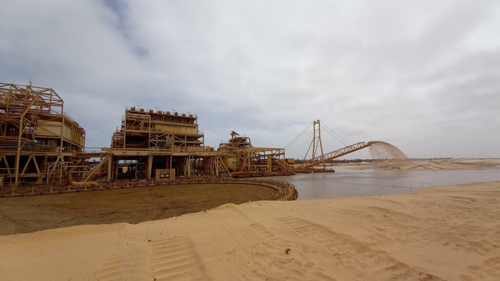 L'usine flottante de GCO à Diogo. 98,5% du sable est rejeté dans les dunes, selon l'entreprise.