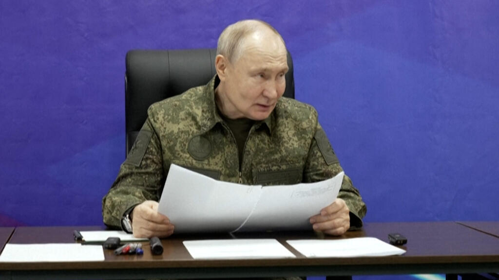 Le président russe Vladimir Poutine remercie de hauts commandants militaires après que le chef de l'état-major russe a revendiqué la prise de la ville stratégique de Pokrovsk, dans l'est de l'Ukraine.