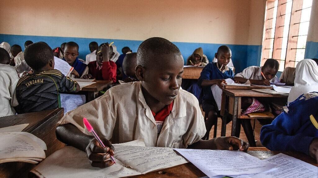 Un élève prend des notes dans une salle de classe de l'école primaire de Msomera à Handeni, en Tanzanie, le 15 juillet 2022. (Image d'illustration)