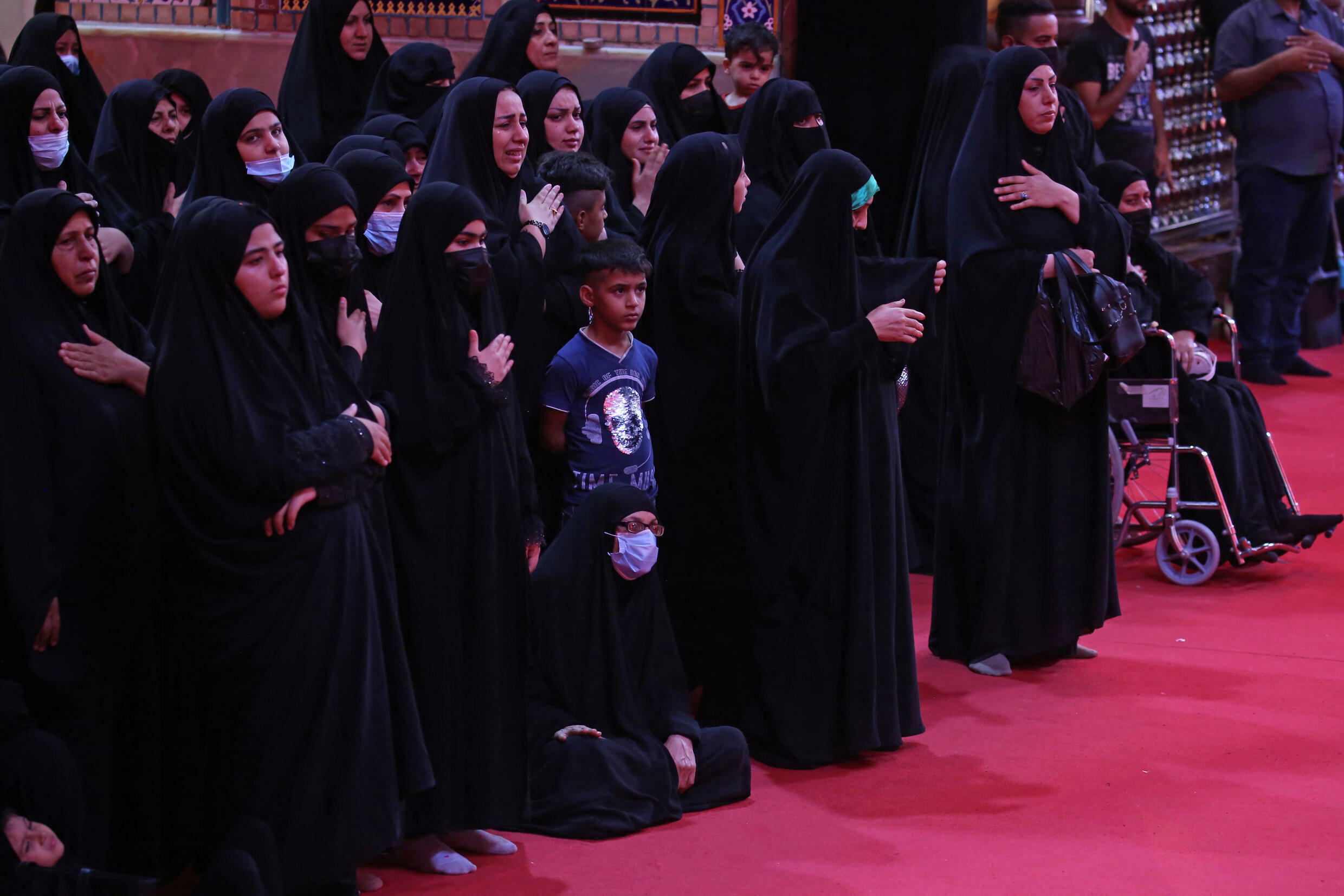 Chiitas olvidan el coronavirus para participar en peregrinación en Irak