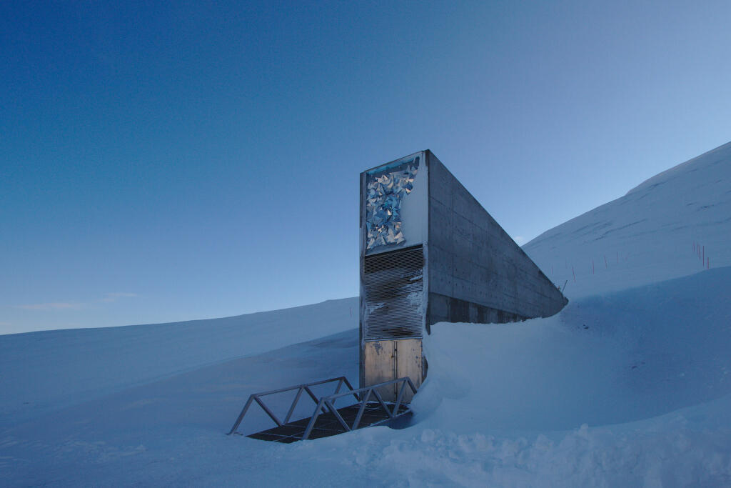 Entrée principale de la réserve mondiale des semences de de Svalbard au nord de la Norvège.