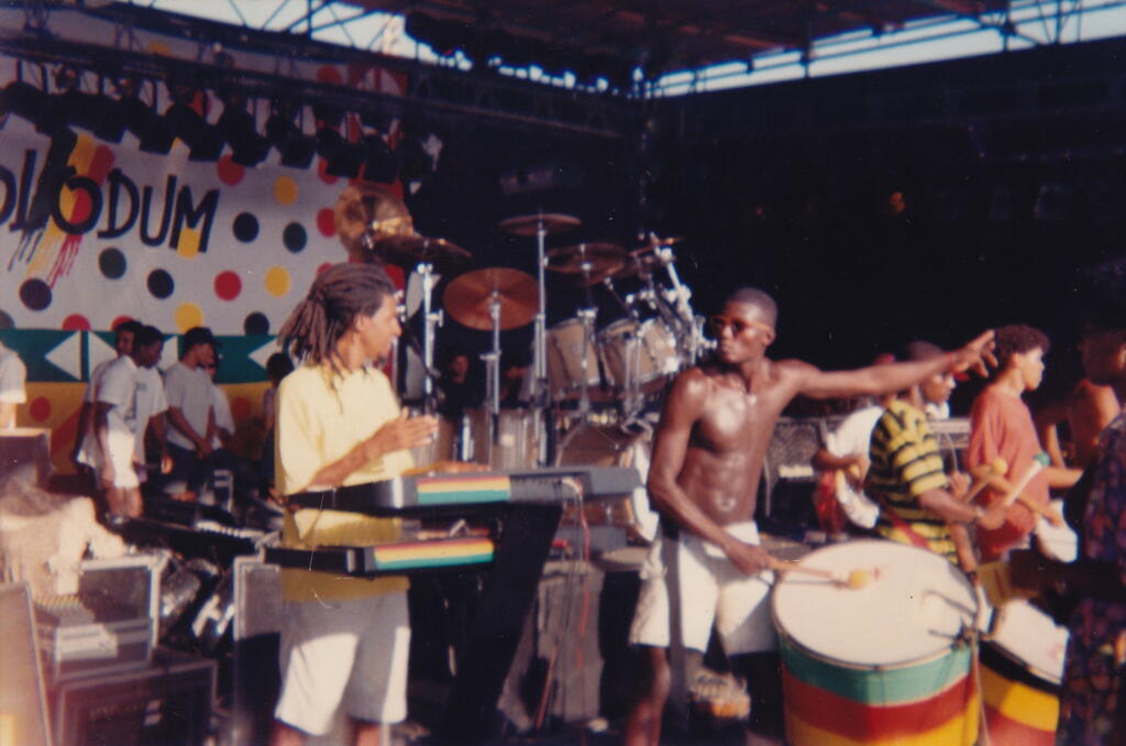 Douglas não se considera um cantor, se coloca como servidor "porque tenho que interpretar a mensagem que recebi e mandar. Meu bisavô foi escravo, meu avô sanfoneiro, meu pai tinha um grupo de samba, meu tio é compositor, fundador da escola de samba de Belo Horizonte, e eu só estou dando continuidade a essa história"