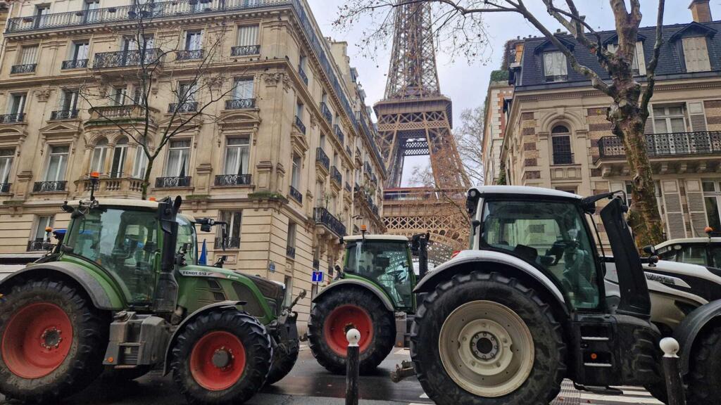 France: les agriculteurs en colère se mobilisent dans les rues de Paris et au pied de la tour Eiffel