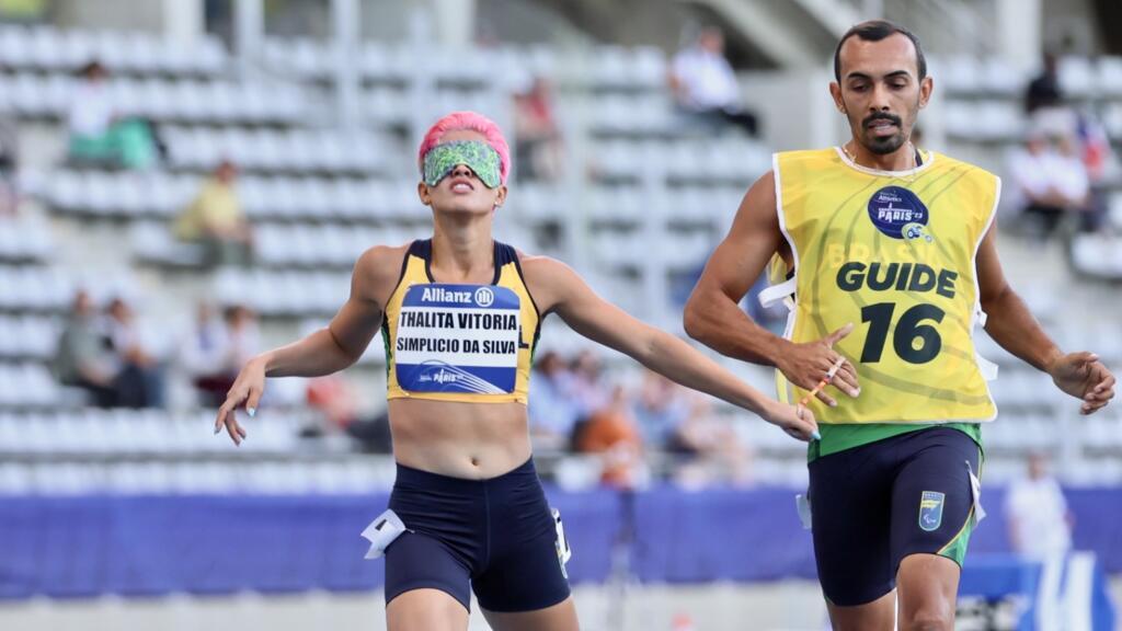 A brasileira Thalita Vitoria Simplicio da Silva, medalha de prata nos Jogos Paralímpicos de Tóquio 2020, no Estádio Charléty, no mundial de atletismo paralímpico, em Paris, em 10 de julho de 2023.