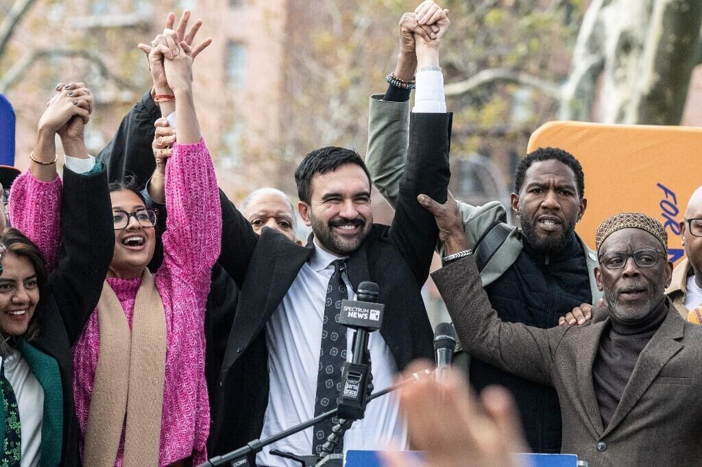 Le candidat démocrate à la mairie de New York, Zohran Mamdani (au centre), lors d'un rassemblement de campagne avec des élus de la ville, le 1er novembre 2025, dans le quartier du Queens, à New York.