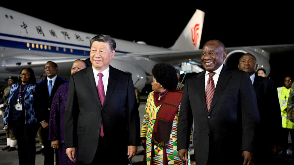 O presidente chinês, Xi Jinping, se encontra com o presidente sul-africano, Cyril Ramaphosa, antes da Cúpula do Brics no Aeroporto Internacional OR Tambo, em Joanesburgo, África do Sul, na noite de 21 de agosto de 2023 (horário local).