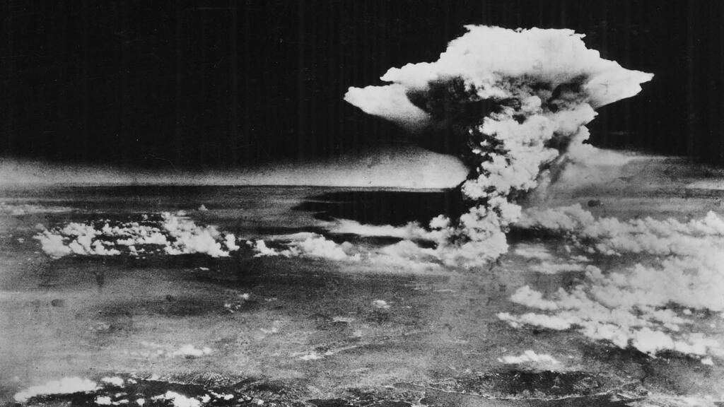 Nuage atomique au-dessus d'Hiroshima, pris d'« Enola Gay » survolant Matsuyama, Shikoku, 6 août 1945