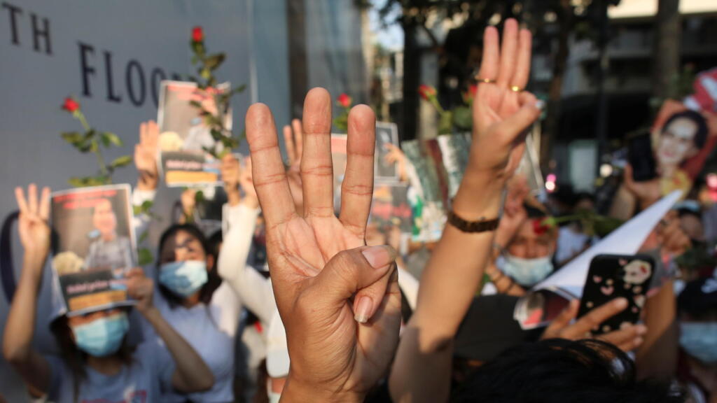 Les citoyens birmans montrent le salut à trois doigts alors qu'ils protestent contre le coup d'État militaire dans leur pays, devant l'ambassade du Myanmar à Bangkok, Thaïlande, le 8 février 2021.