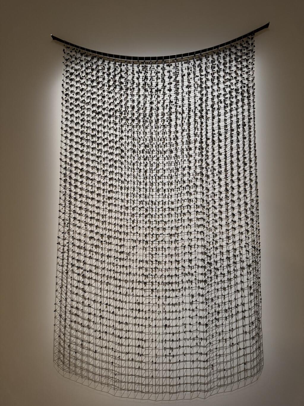 Painel do Estúdio Rain, do Brasil, em colaboração com a Chanel, com micro tubos de metal com feijão beiçudo, em exposição em Paris, em 20 de outubro de 2025.