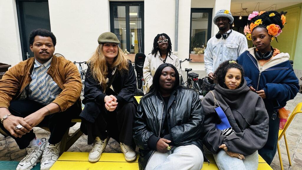 O diretor artístico da Expo Favela Innovation, Daniel Nicolaevsky (à esquerda), ao lado da diretora do projeto Casa 93, Nadine Gonzalez, com alguns alunos do seu coletivo de formação em moda em Saint-Denis, periferia de Paris.