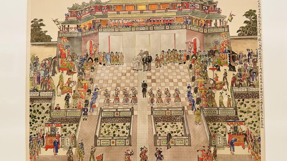 Lễ tiếp đón quan chức Pháp ở triều đình Huế (Réception de personnalités françaises à la cour de Huế), vô danh, chì, mực Tàu, màu nước trên giấy, cuối thế kỷ 19 - đầu thế kỷ 20, Triển lãm "Cái nhìn giao thoa về triều đình Huế" (Regards croisés sur la Cour impériale de Huế), Bảo tàng Quai Branly - Jacques Chirac từ ngày 06/03 đến 30/06/2025.