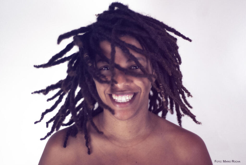 A sambista carioca Maíra Freitas, filha de Martinho da Vila, também assina a tradução da letra de "Despreocupados" para o português.