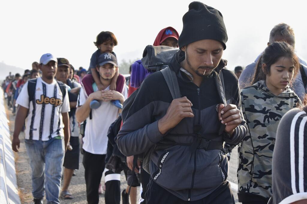 Les migrants marchent le long de l'autoroute à travers Arriaga, dans l'État du Chiapas, dans le sud du Mexique, le lundi 8 janvier 2024, pendant leur voyage vers le nord en direction de la frontière américaine.