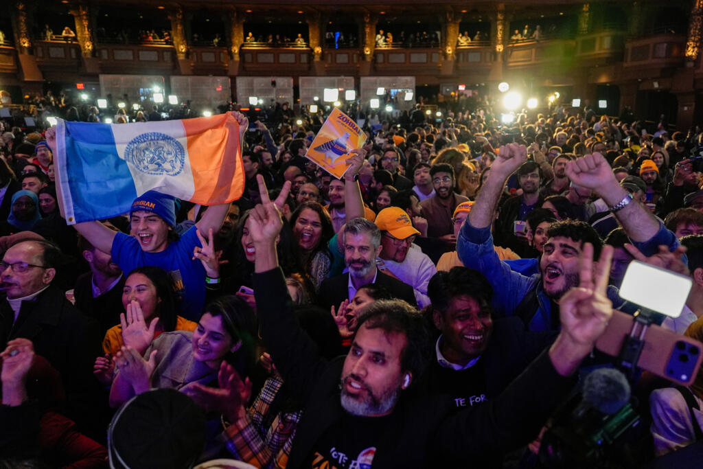 Les partisans du candidat démocrate à la mairie Zohran Mamdani regardent les résultats lors d’une soirée électorale, mardi 4 novembre 2025, à New York.