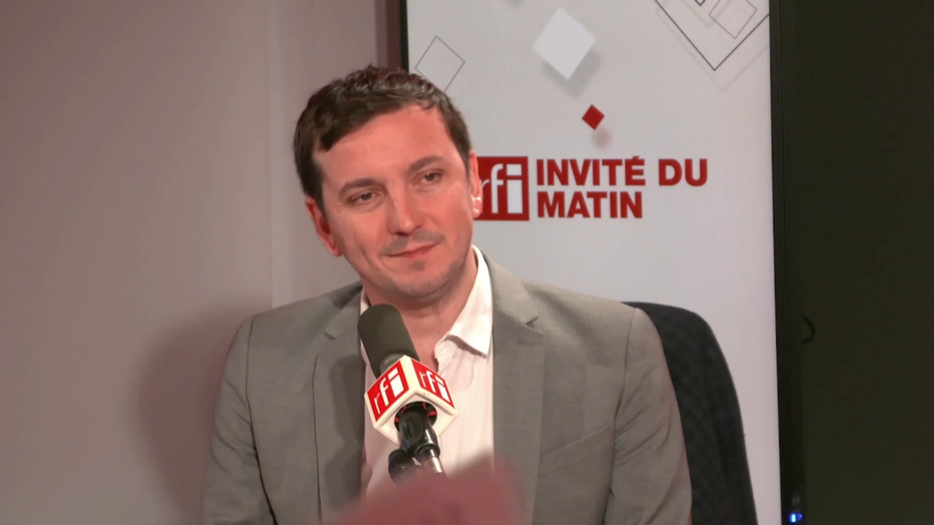 Aurélien Taché, député écologiste du Val-d'Oise, dans le studio de RFI, le 8 janvier 2024.