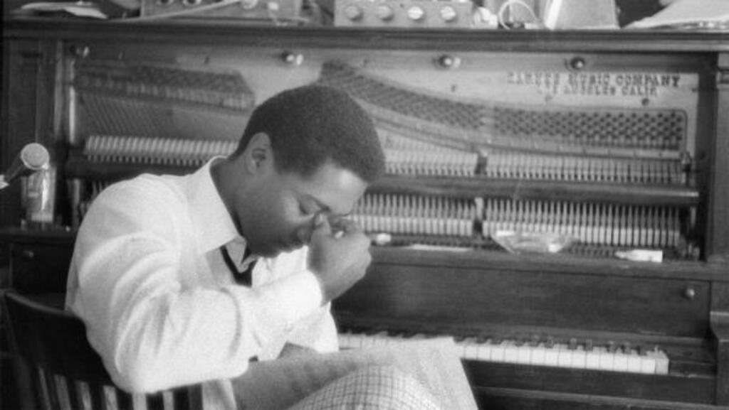 Sam Cooke au piano, dans les studios RCA de Los Angeles, 1960.
