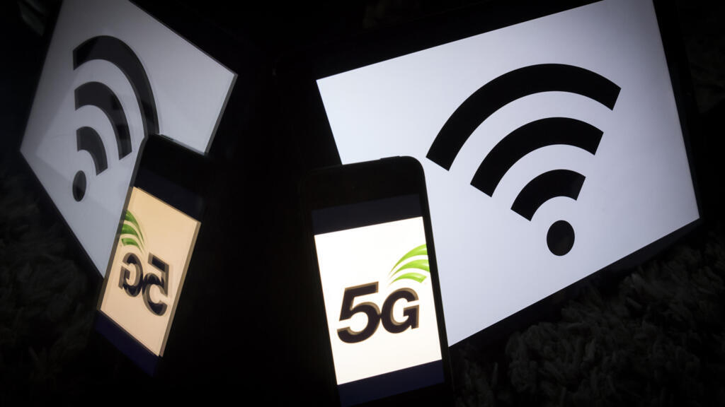 La start-up française Greenerwave a développé des surfaces en forme de petites dalles dont la structure se reconfigure en temps réel afin de réorienter automatiquement les ondes de la 5G vers votre récepteur. 