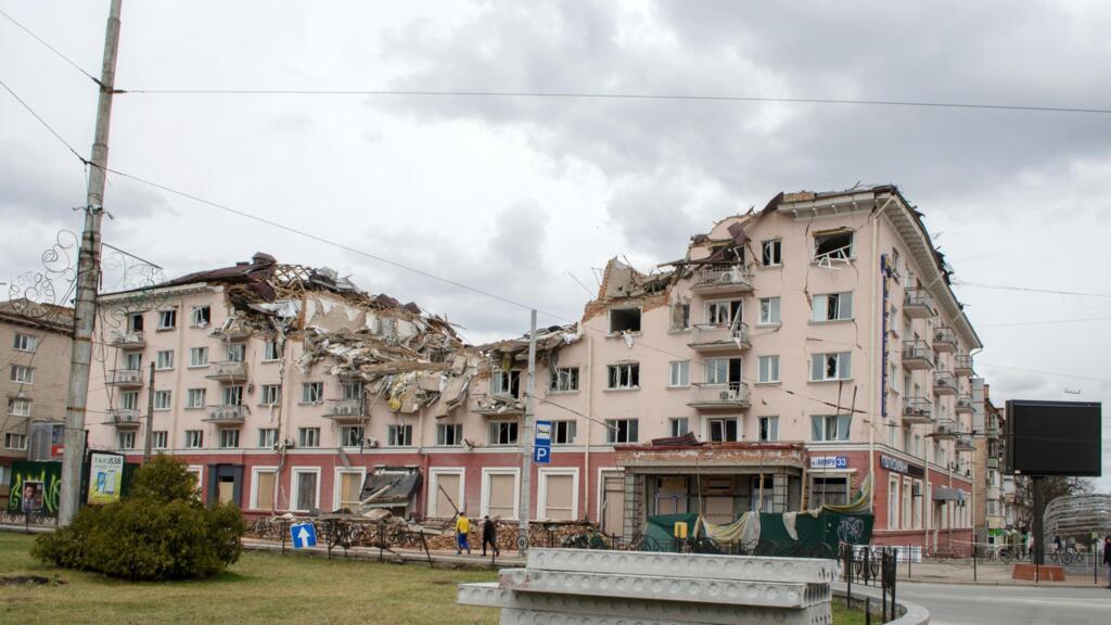 Un hotel din orașul ucrainean Cernihiv după un bombardament rusesc, 10 aprilie 2022