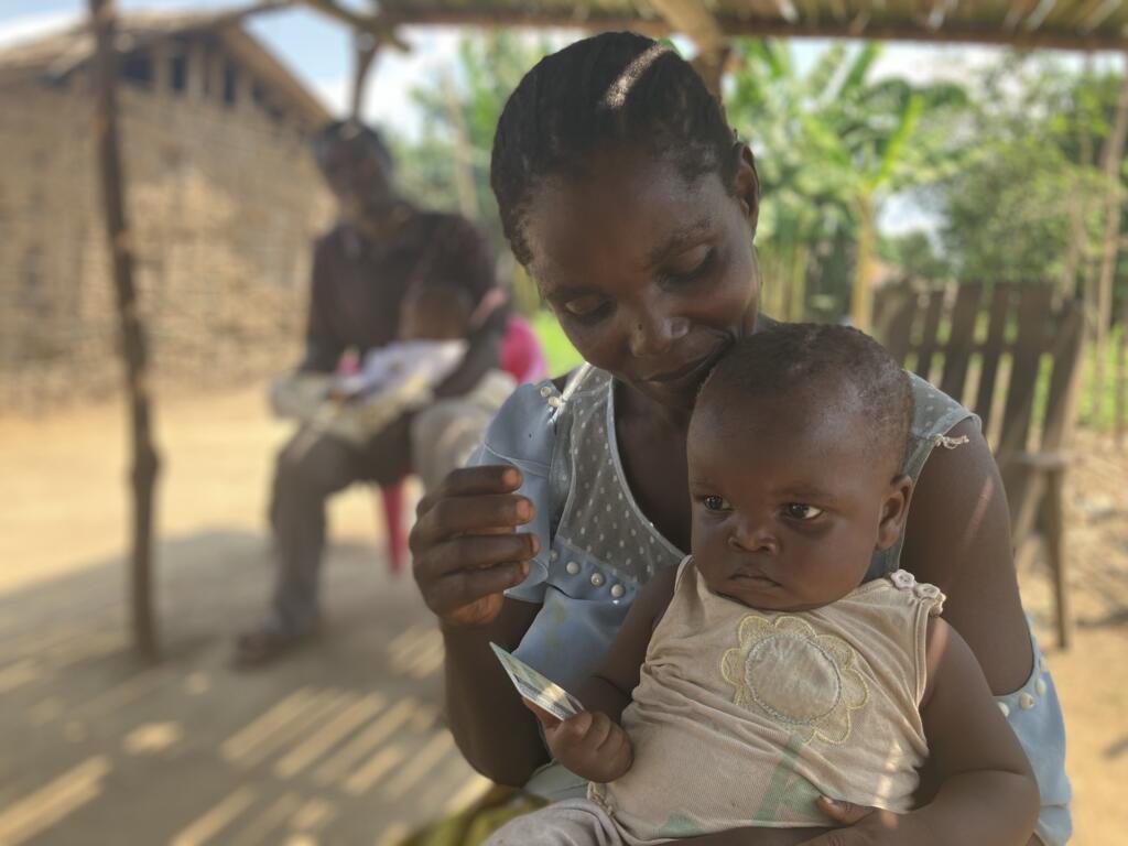 Ornella, déjà mère de sept enfants, a accouché de ses jumeaux pendant les inondations dans des conditions précaires dans le village sinistré de Boyélé-Port. Aujourd’hui, la famille manque de nourriture et voit arriver avec appréhension la nouvelle saison des pluies.