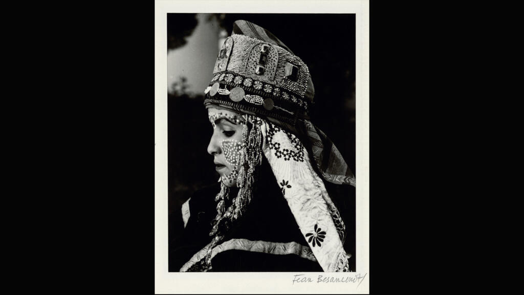 Jean Besancenot. Mariée citadine arabe de Rabat. 1934-1939, Maroc. Tirages photographiques modernes. Musée du quai Branly – Jacques Chirac, Paris.