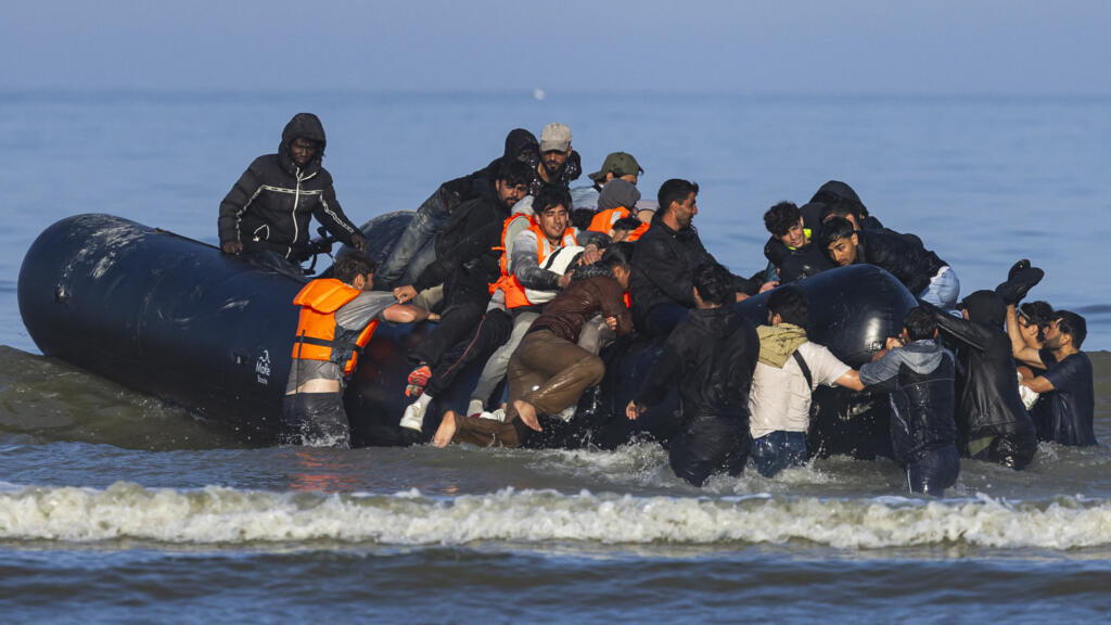 France: dix militants d’extrême droite britanniques interdits de territoire après des actions anti-migrants