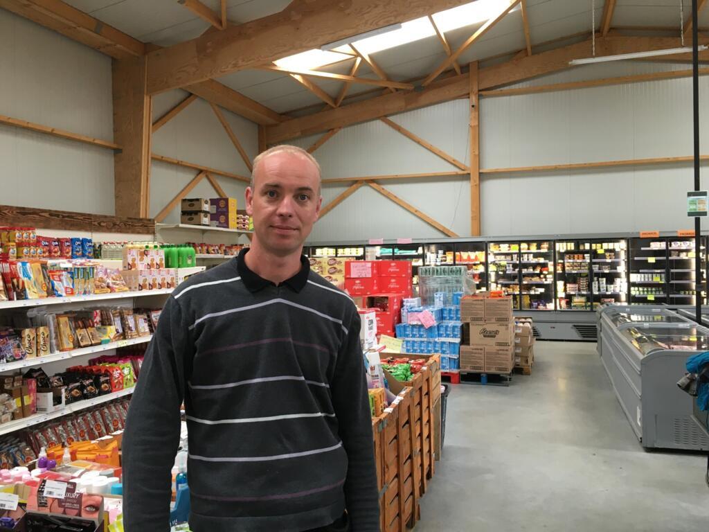 Vincent Dudonné, gerente do O'Destock de Lisieux, na Normandia, explica que o local trabalha com o mínimo de funcionários possível, para evitar gastos com mão de obra e poder garantir o menor preço dos produtos.
