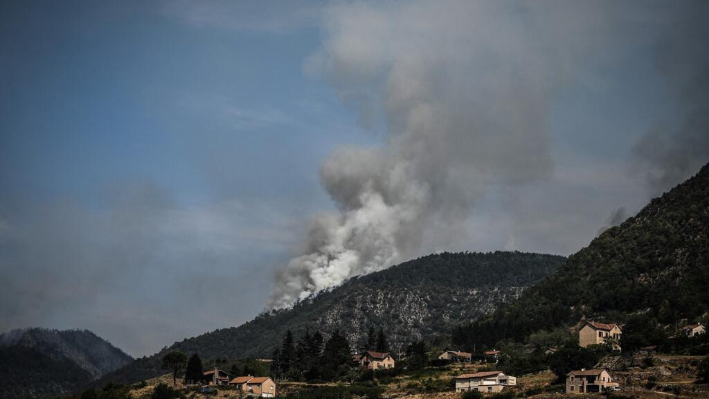 Incendies en Aveyron: des milliers de personnes évacuées, mais le feu ne progresse plus Incendies en Aveyron: des milliers de personnes évacuées, mais le feu ne progresse plus