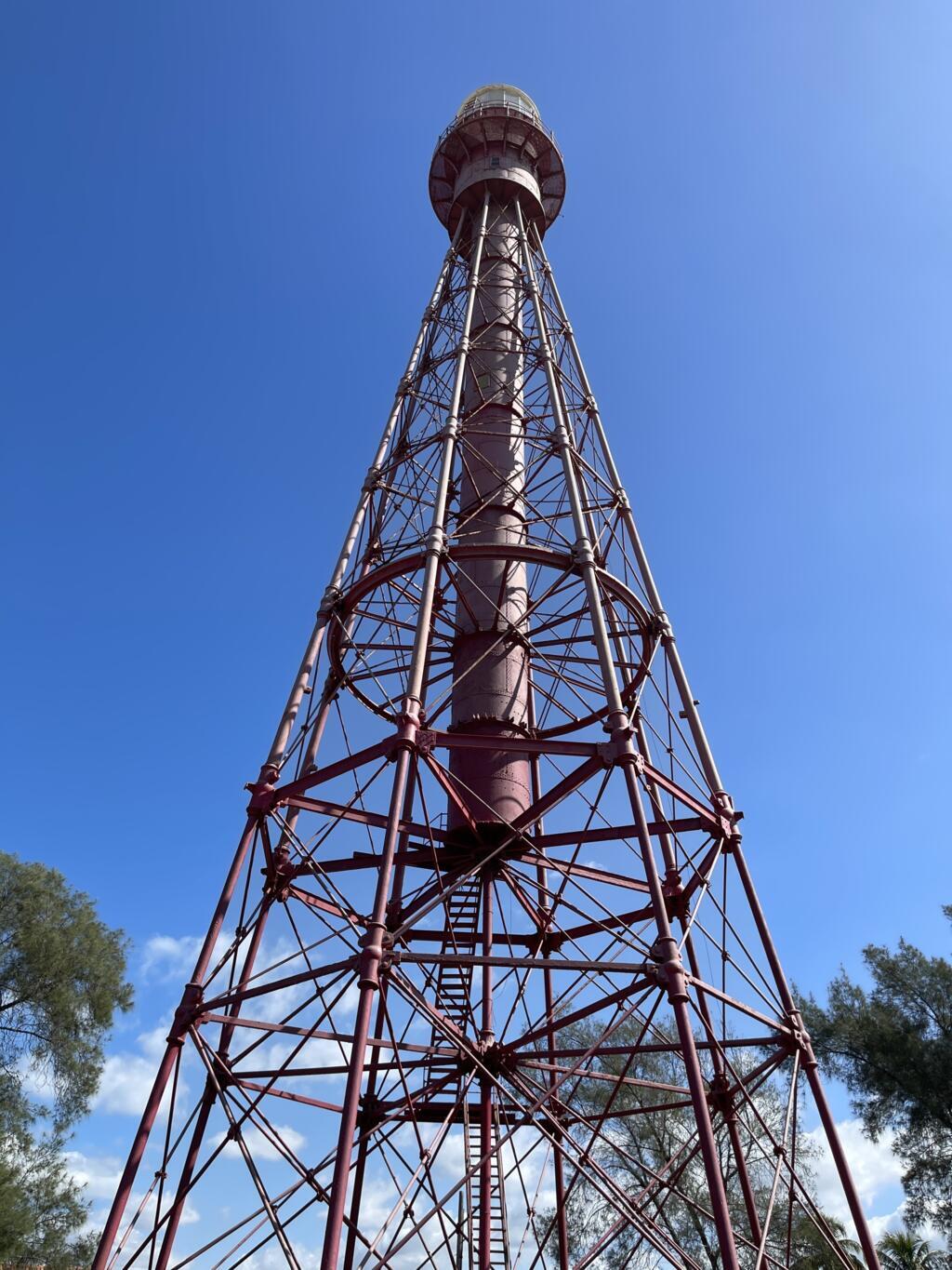 A torre metálica tem 45m de altura e 216 degraus.