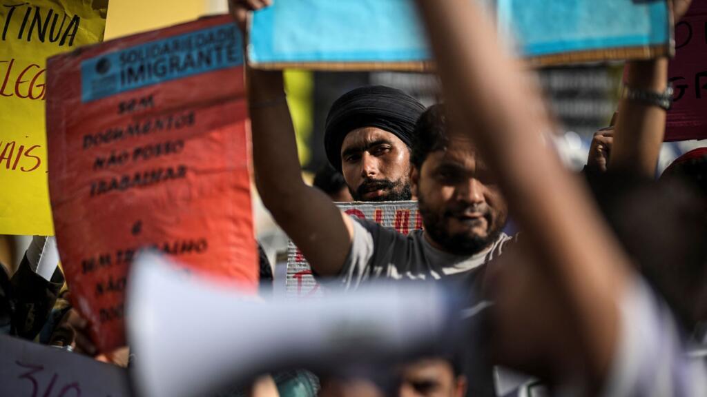 Protesto de imigrantes em frente ao Parlamento, em Lisboa, em 25 de junho de 2025.