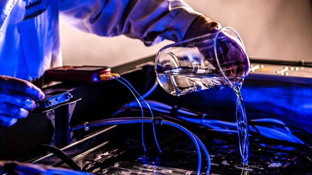 La jeune entreprise espagnole Submer a mis au point une technique pour refroidir les ordinateurs en surchauffe dans les fermes de serveurs en les plongeant dans un fluide réfrigérant. Cette solution permet de diminuer à la fois l'empreinte carbone et la consommation électrique des centres de données.