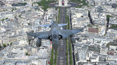 Une vue aérienne montre un avion de chasse Mirage 2000 effectuant un survol lors du défilé militaire du 14-Juillet au-dessus de Paris, en 2022.